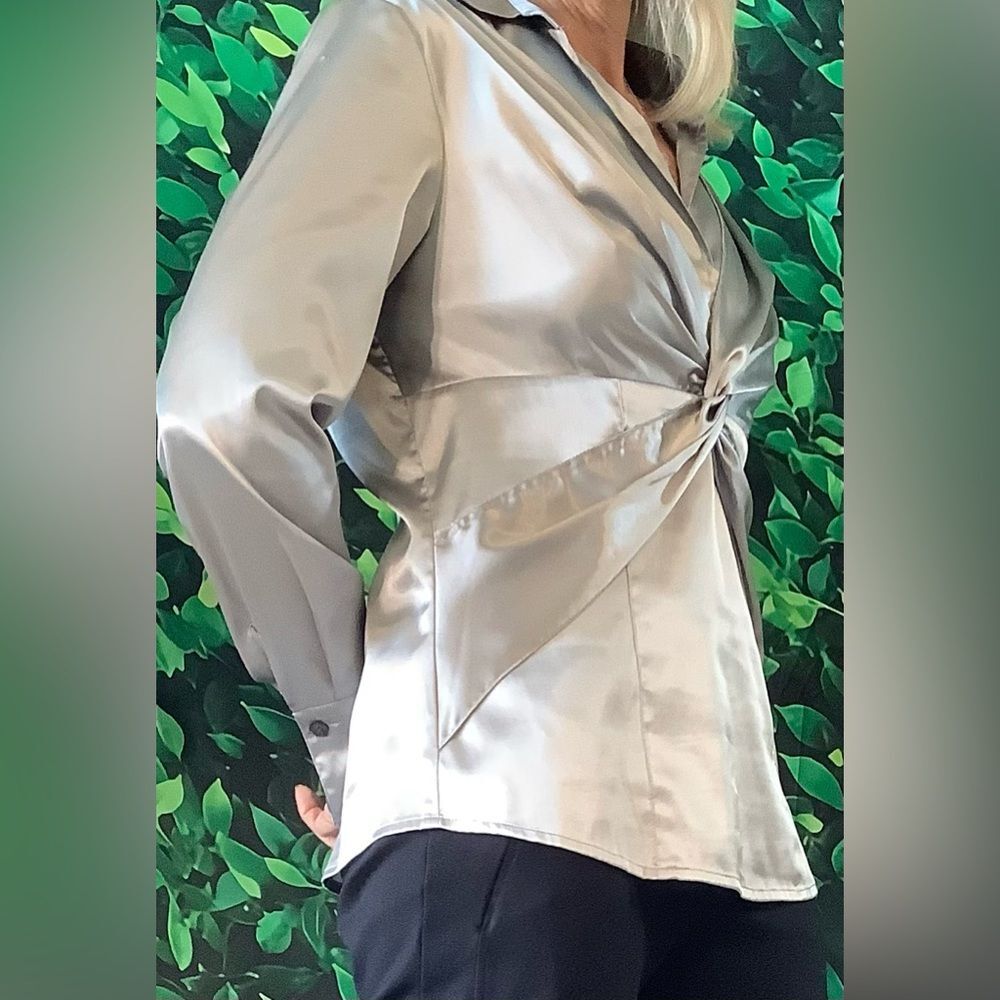 ✨ Ann Taylor Metallic Silver V-Neck Blouse w/ Twist Detail – Size 10 - Picture 4 of 7
